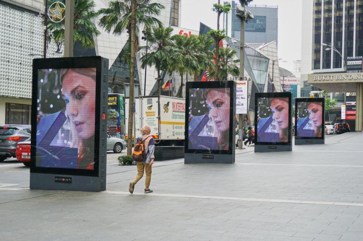 city-digital-signage-pedestrians