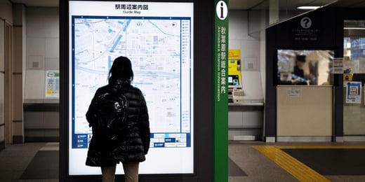 informational-display-in-public-transit-hub