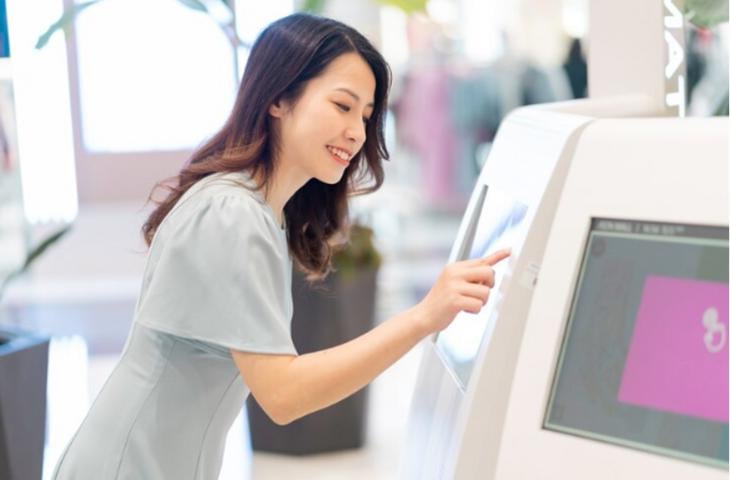 woman-with-interactive-digital-kiosk