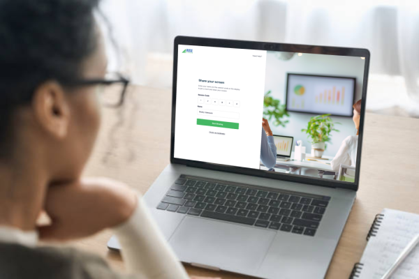 A female joining a Rise Vision screen sharing session on her laptop