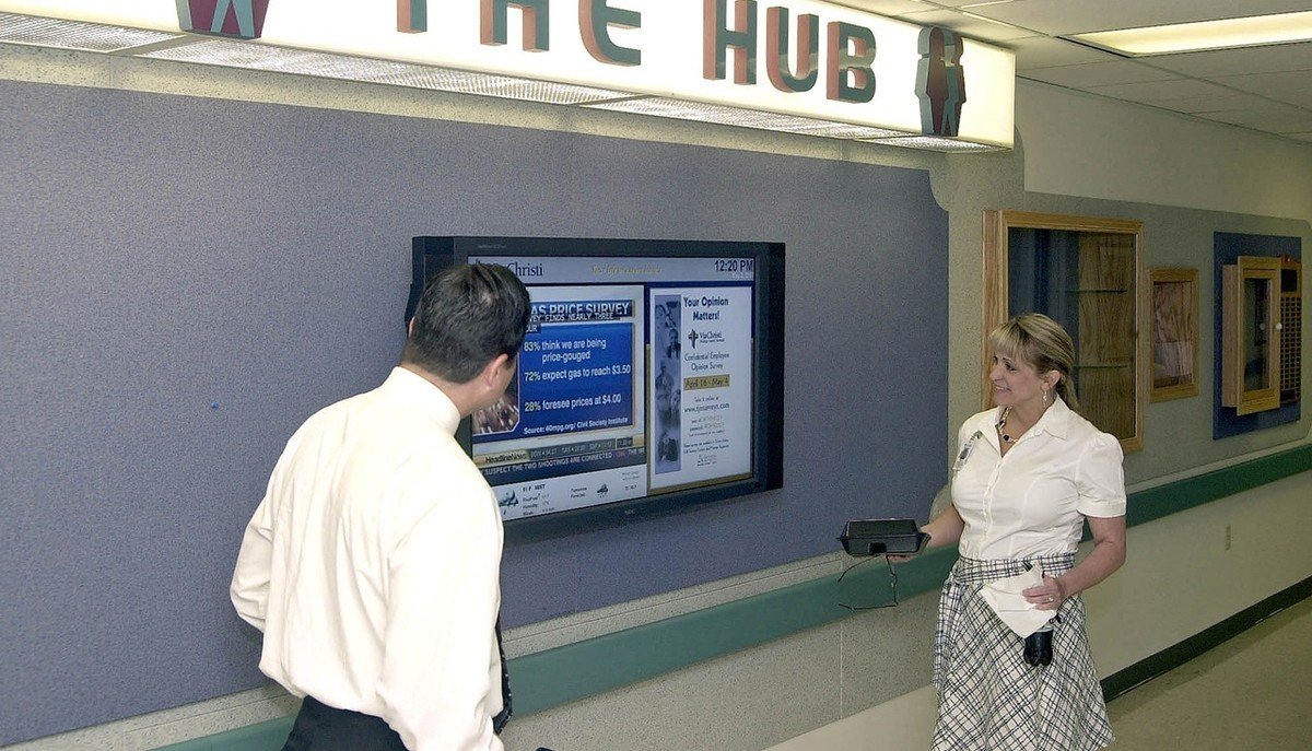 Digital Signage in corridor